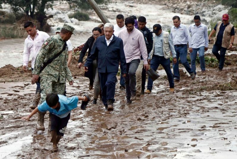 El presidente de México López Obrador debió caminar para llegar a Acapulco.

