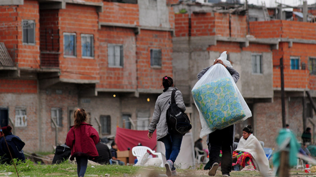 La proyección de pobreza realizada por la UTDT estima la incidencia de esta problemática, evaluada en términos del porcentaje de personas que viven en hogares en situación de pobreza. Esta proyección mensual combina datos del INDEC sobre la pobreza con estimaciones de la Canasta Básica Total (CBT), empleando el Índice de Precios al Consumidor y proyecciones de los deciles de ingreso total familiar.

